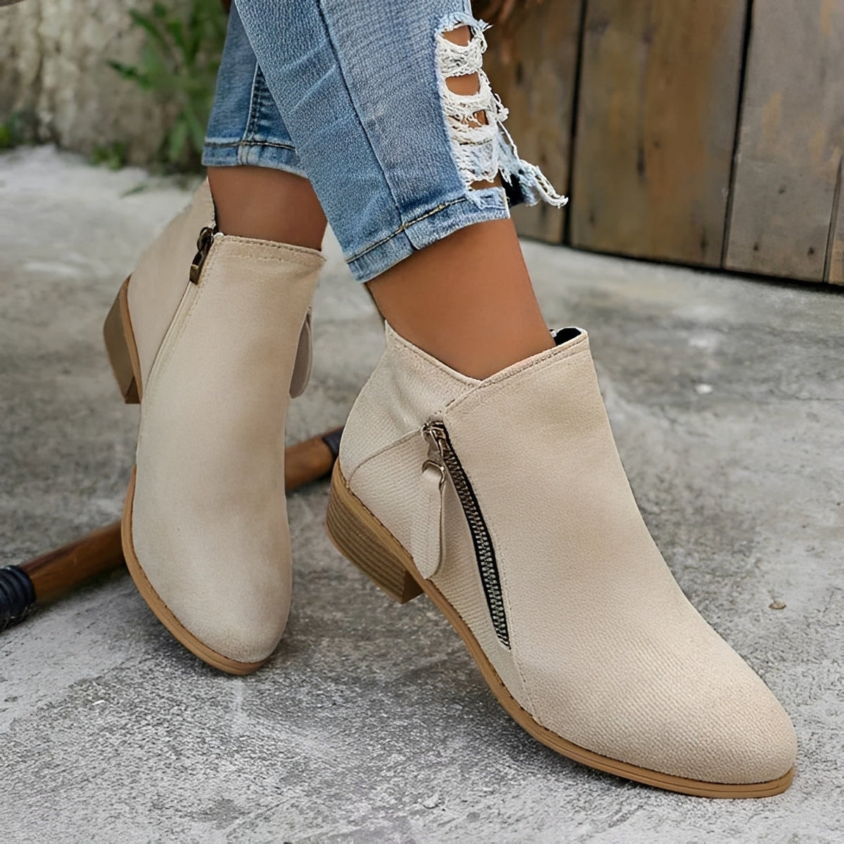 Klara - Elegant and chic boots with zipper