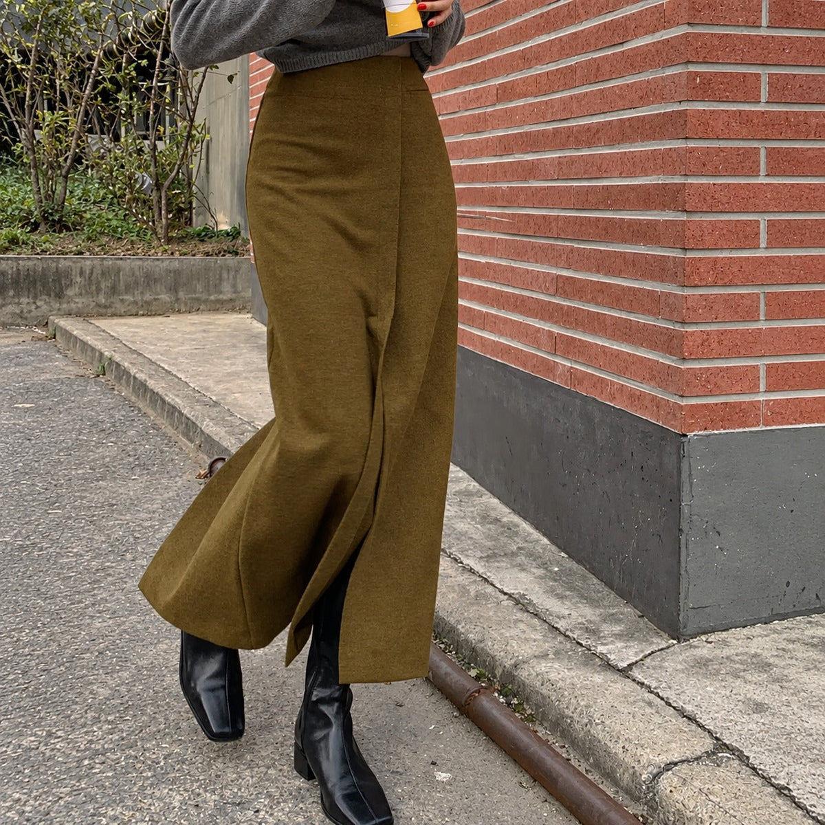 Women's waist maxi skirt with high waist and slit detail